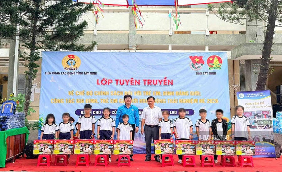 Students who are children of union members, workers, and laborers participate in summer experience activities in Tay Ninh. Photo: Thanh Vu