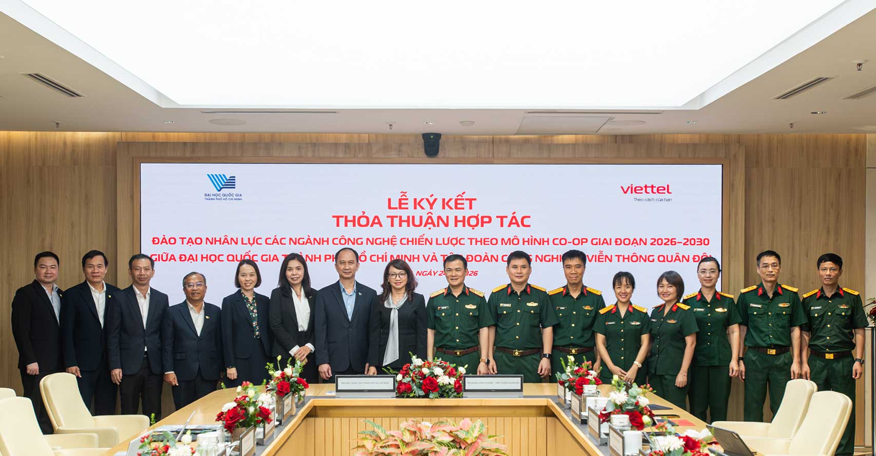 Tập đoàn Viettel và Đại học Quốc gia TP.HCM ký thỏa thuận triển khai chương trình hợp tác đào tạo nhân lực công nghệ chiến lược. Ảnh: Viettel
