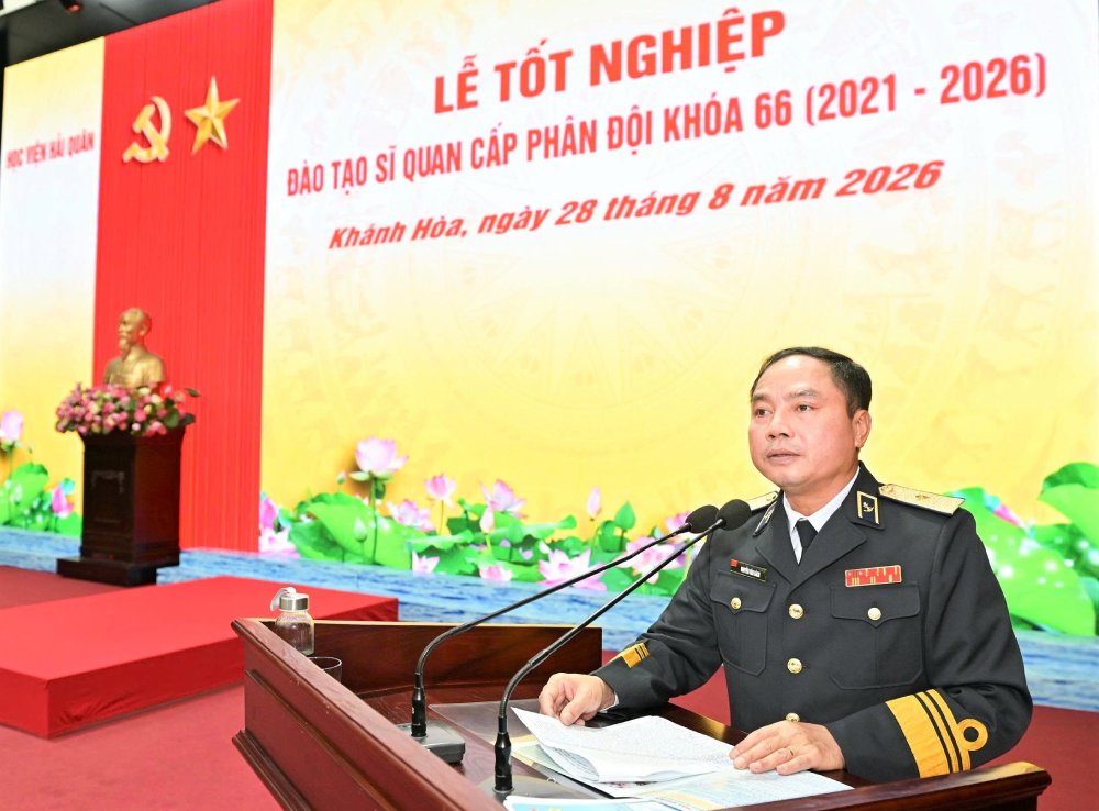 Chuẩn Đô đốc Nguyễn Văn Bách, Phó Tư lệnh, Tham mưu trưởng Quân chủng Hải quân phát biểu. Ảnh: Học viện Hải quân