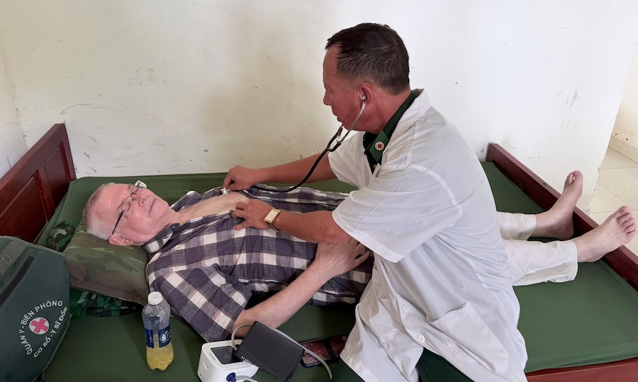Border Guard military doctors examine US nationals. Photo: Lao Bao International Border Gate Border Guard Station
