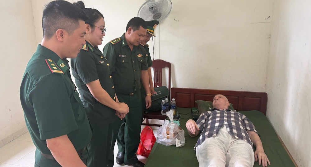 Được thăm khám, chăm sóc kịp thời, sức khỏe của người đàn ông quốc tịch Mỹ ổn định trở lại. Ảnh: Đồn Biên phòng Cửa khẩu quốc tế Lao Bảo