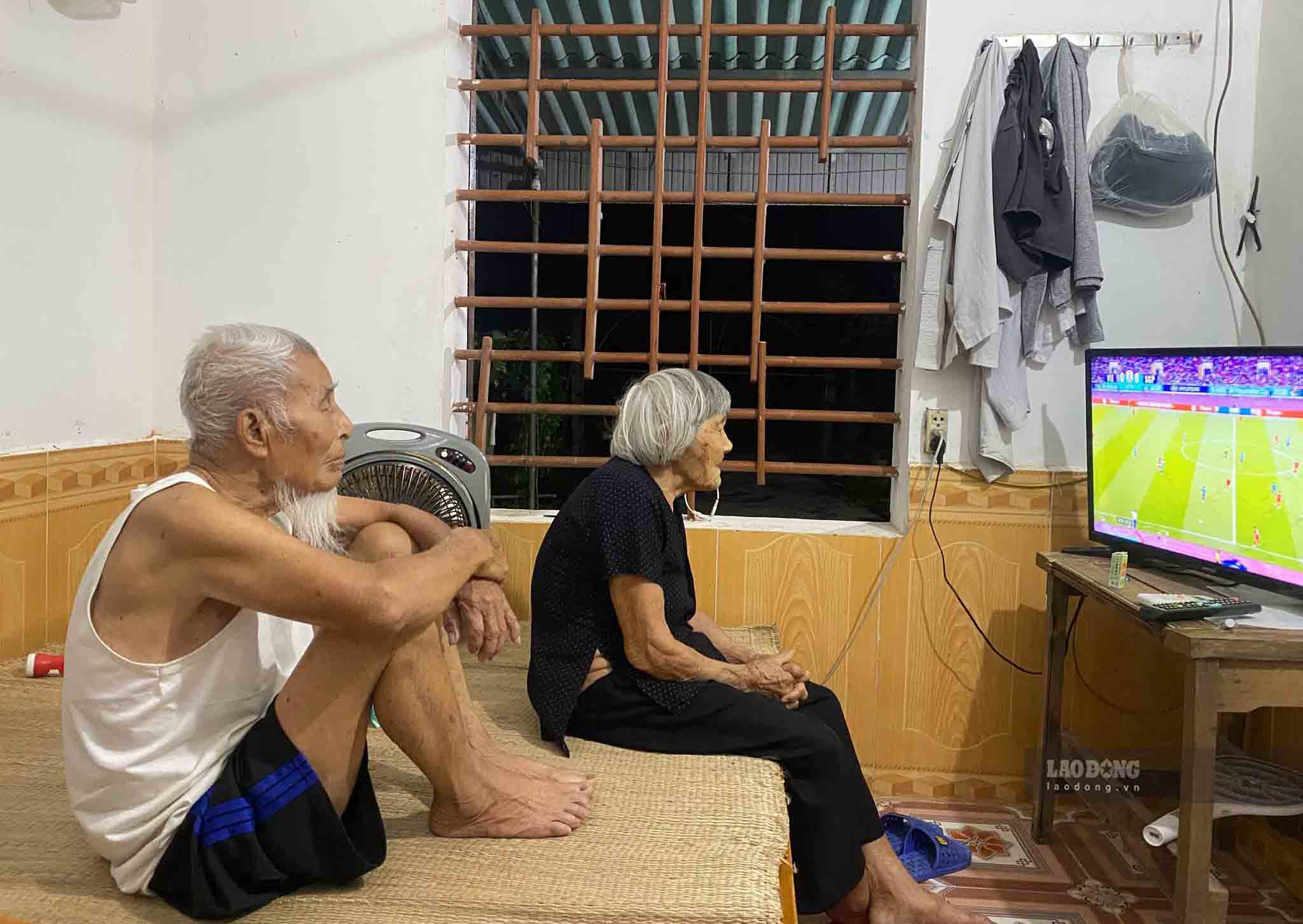 Tuổi cao nhưng hàng ngày, hai cụ vẫn giành nhiều thời gian xem truyền hình. Ảnh: Trần Tuấn