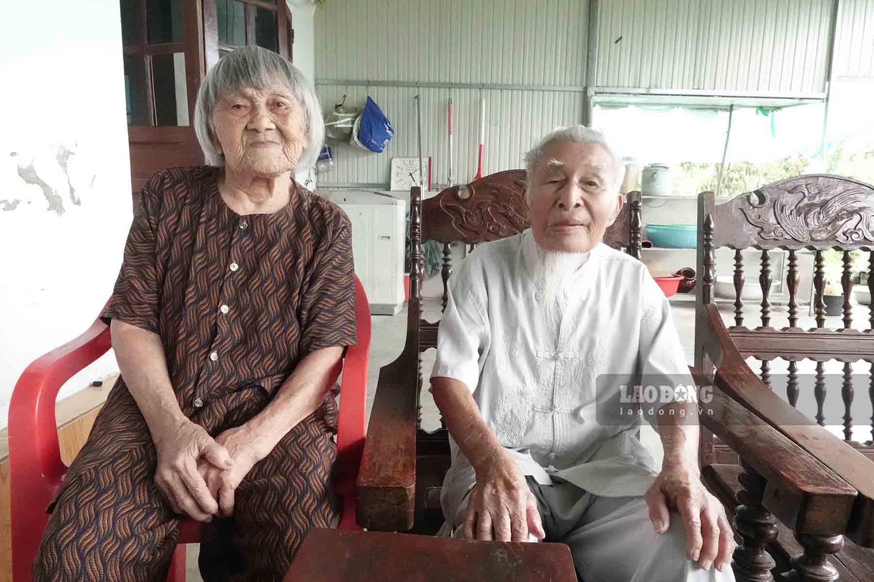 Mr. and Mrs. So with memories of a difficult time and feeling the innovation and development of modern life. Photo: Tran Tuan