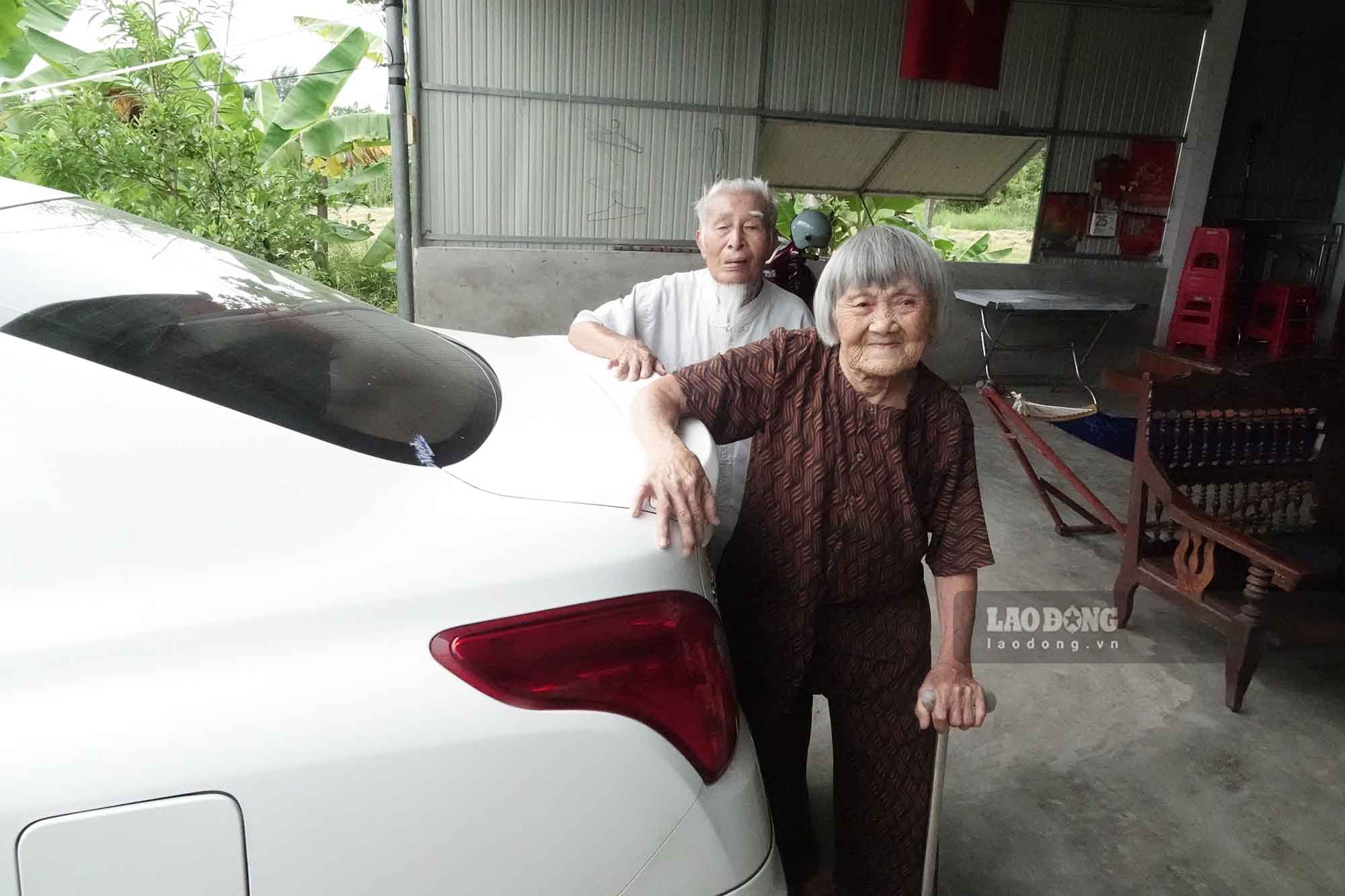 Thi thoảng 2 cụ được con, cháu chở đi tham quan đây đó bằng xe ô tô. Ảnh: Trần Tuấn