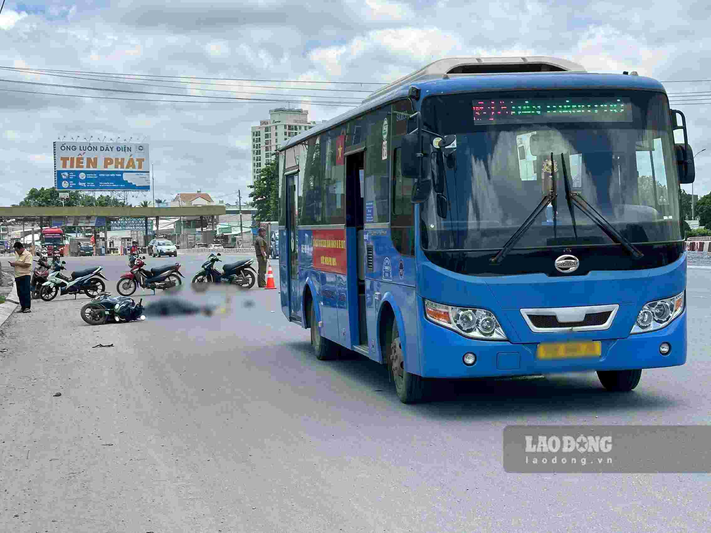 Scene of the accident between a motorbike and a bus. Photo: Dinh Trong