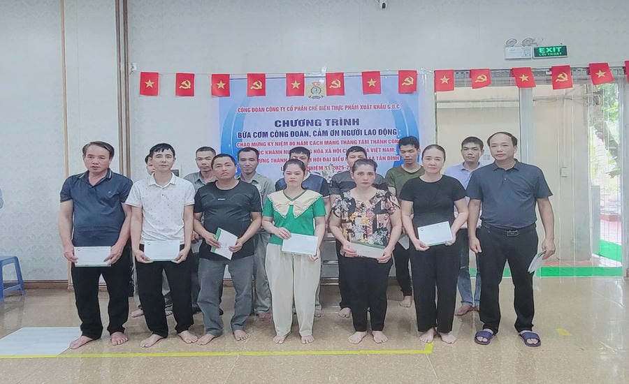Ms. Do Thi Len's husband (left cover) is rewarded when his child has good academic achievements during the Trade Union Meal on the occasion of National Day September 2, 2025. Photo: Character provided
