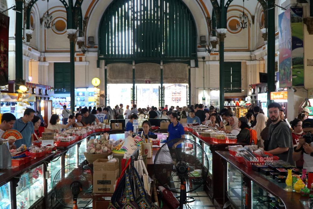 Đông đúc người dân và du khách đến tham quan Bưu điện Thành phố trong