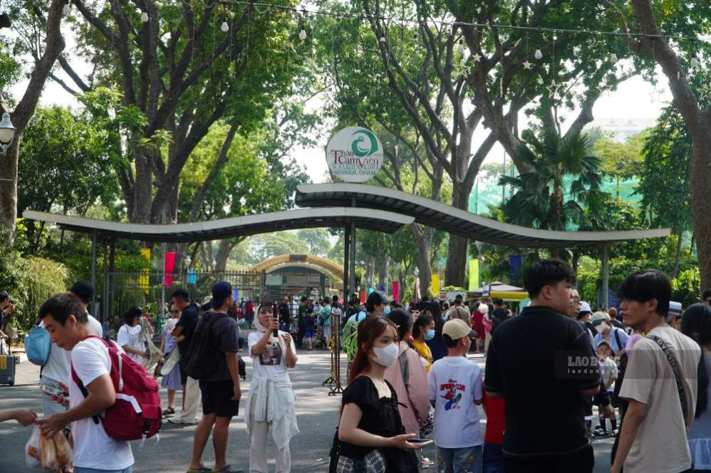Thảo Cầm Viên Sài Gòn là điểm đến thu hút người dân và du khách đến vui chơi vào mỗi dịp lễ. Ảnh: Ngọc Ánh