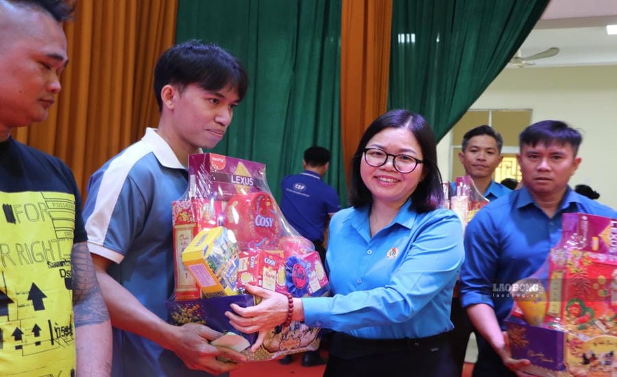 Representatives of the leaders of the Dong Nai City Labor Federation present gifts to union members and workers on the occasion of Binh Ngo Tet 2026. Photo: Ha Anh Chien