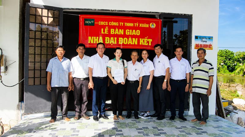 Niềm vui của công nhân khi được hỗ trợ xây dựng căn nhà mới. Ảnh: Nhân vật cung cấp