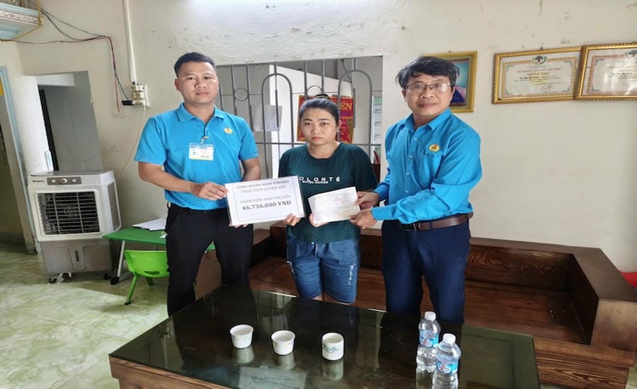 Mr. Le Hoan Giang - Chairman of the Trade Union of Sedo Vinako Co., Ltd. (left cover) visits and gives gifts to workers in difficult circumstances. Photo: Character provided