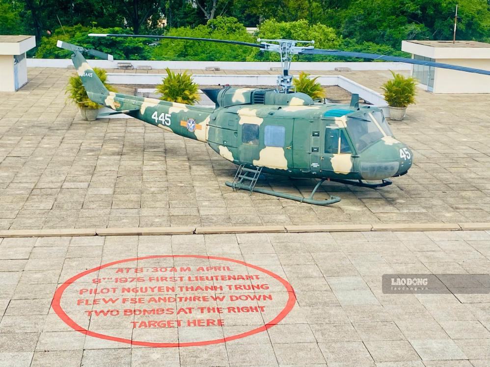 Sân bay trực thăng trong dinh Độc Lập và chiếc UH-1 còn lại của Tổng thống Nguyễn Văn Thiệu. Ảnh: Hào Hoa
