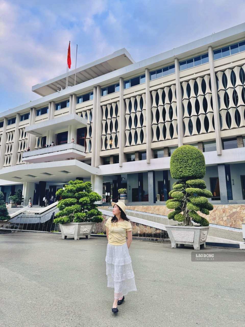Nữ du khách check-in trước dinh Độc Lập. Ảnh: Linh Boo