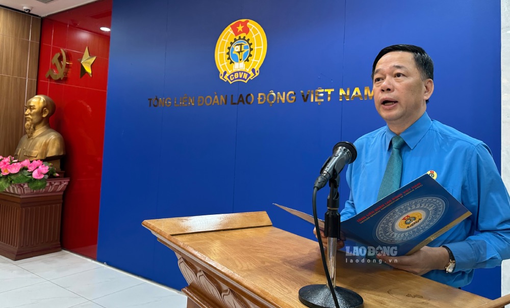 Ông Tống Văn Băng - Ủy viên Ban Thường vụ, Trưởng ban Quan hệ lao động Tổng LĐLĐVN đã công bố Quyết định số 357/QĐ-TLĐ, ngày 28.8.2026 của Ban Thường vụ Tổng LĐLĐVN. Ảnh: Hà Anh