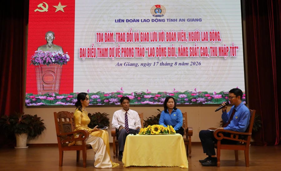 Mr. Nguyen Thanh Ngon (white shirt) participates in a seminar at the Conference to Commend typical union members and workers in the emulation movement "Good labor, high productivity, good income". Photo: Quoc Viet/LĐLĐ An Giang
