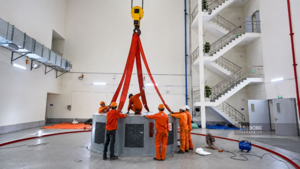 Đội ngũ công nhân kỹ thuật đang thực hiện kiểm tra các thiết bị cơ điện trong chương trình sửa chữa lớn tổ máy H2 – Nhà máy Thủy điện Sông Bung 4. Ảnh: Hùng Trinh
