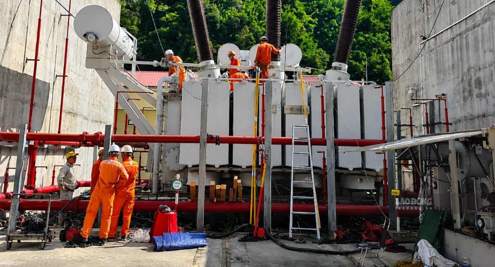 Đội ngũ công nhân kỹ thuật đang thực hiện kiểm tra máy biến áp T1 – Nhà máy Thủy điện Sông Bung 4. Ảnh Hùng Trinh   