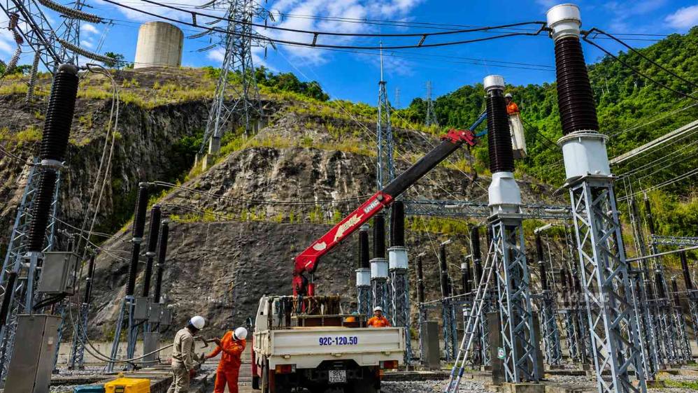Technical workers are performing cleaning and maintenance work at the 220 kV distribution station - Song Bung 4 Hydropower Plant. Photo: Hung Trinh