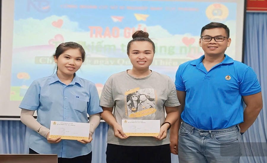 Chairman of the Trade Union of Tuy Phong Garment Enterprise presents gifts to union members with outstanding labor achievements. Photo: Duy Tuan
