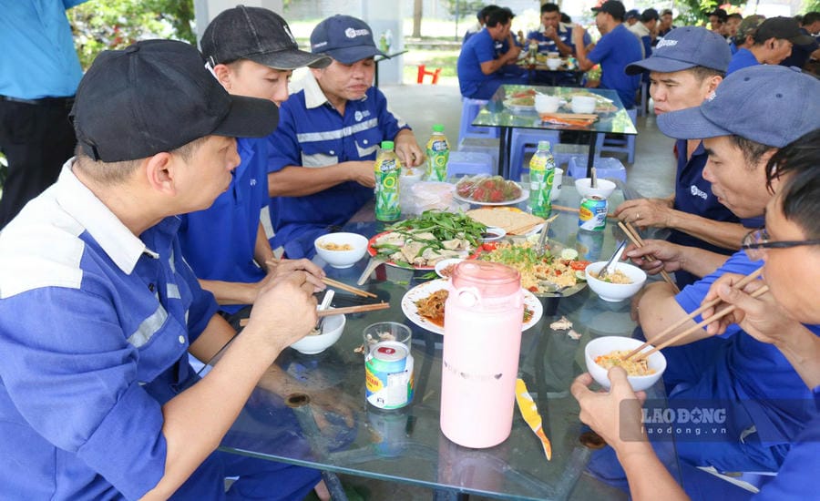 Union members of Sodex Sport Co., Ltd. (Suoi Dau Industrial Park, Cam Lam commune) use Trade Union Meals more valuable than usual. Photo: Phuong Linh