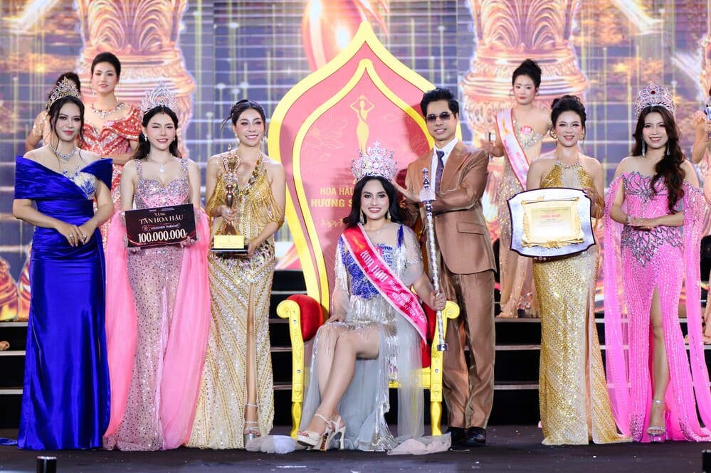 Le célèbre chanteur Ngọc Sơn remet la couronne à la nouvelle Miss Entrepreneure Hương sắc Việt Nam 2026. Photo: Personnage fourni