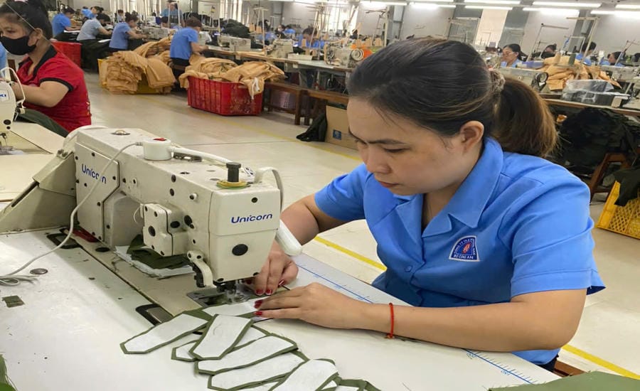 Ms. Pham Thi My Linh works at Phuong Nam Branch Garment Line, MTV 19.5. Photo: Character provided