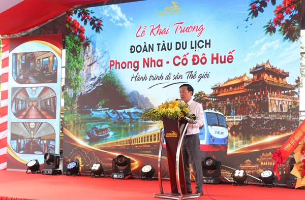 Explore the heritage region with the Phong Nha - Hue tourist train. Photo: Hong Nhung/BCR