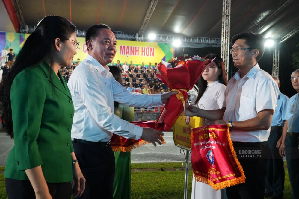 Lãnh đạo TP Đồng Nai tặng hoa chúc mừng các đoàn tham dự Đại hội. Ảnh: HAC