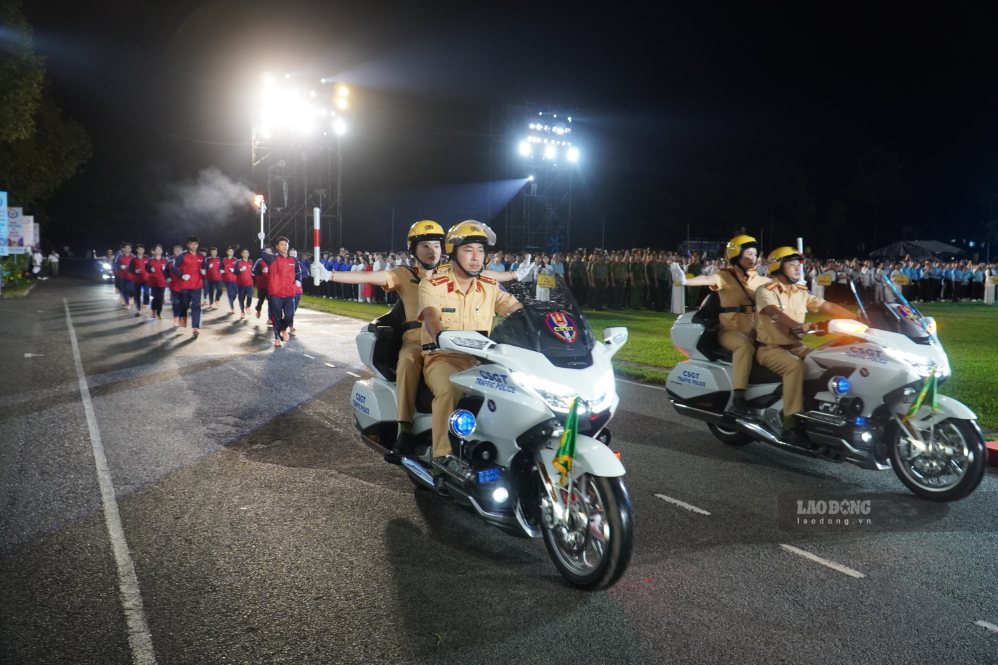 Đoàn rước đuốc từ Văn Miếu Trấn Biên tiến vào lễ đài, Chủ tịch UBND TP Đồng Nai Nguyễn Văn Út thắp sáng đài lửa đại hội. Ảnh: HAC