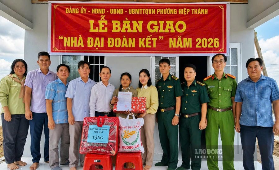 Handover of Great Solidarity House in Ca Mau. Photo: Nhat Ho