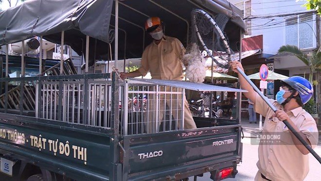 To prevent rabies, people catch and handle stray dogs and cats on the road. Photo: Thanh Tuan