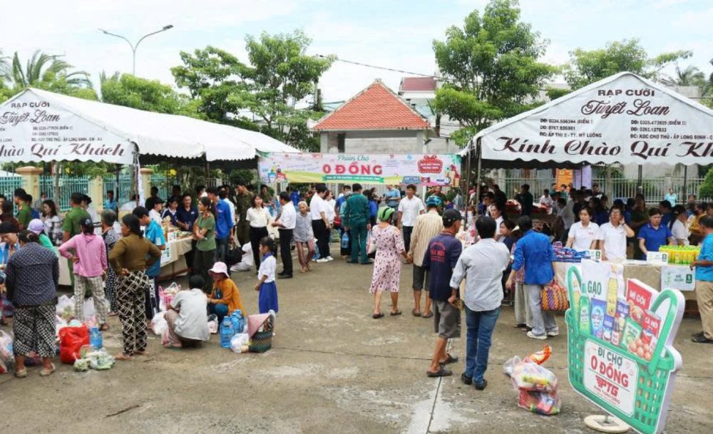 Người dân phấn khởi tham gia Phiên chợ 0 đồng. Ảnh: Bình An/Công an An Giang