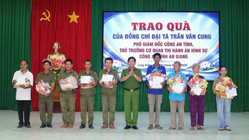 Đại tá Trần Văn Cung, Phó Giám đốc Công an tỉnh trao quà cho gia đình chính sách và lực lượng tham gia bảo vệ an ninh, trật tự ở cơ sở. Ảnh: Bình An/Công an An Giang