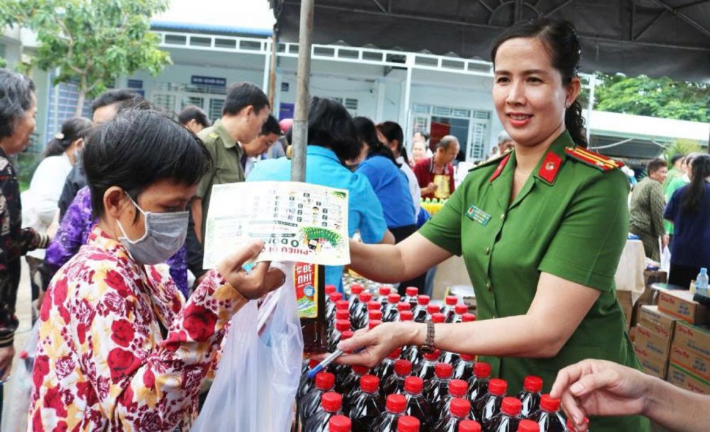 Officers and soldiers of the Criminal Judgment Enforcement and Judicial Assistance Department of An Giang Provincial Police support people to shop at the 0 VND Fair. Photo: Binh An/An Giang Police