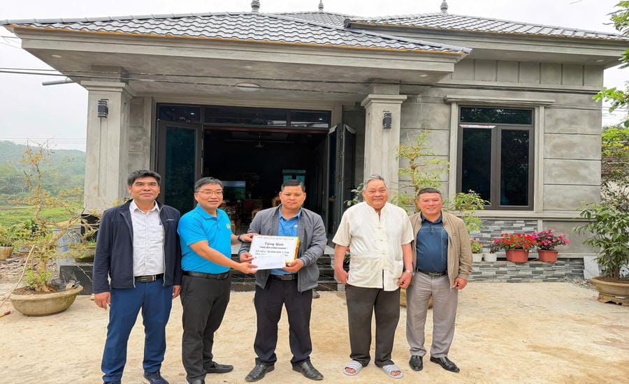 Union member Bui Van Hoa (middle) receives 70 million VND from the Trade Union Shelter support source of the Vietnam Construction Trade Union. Photo: Road Management and Construction Company 470