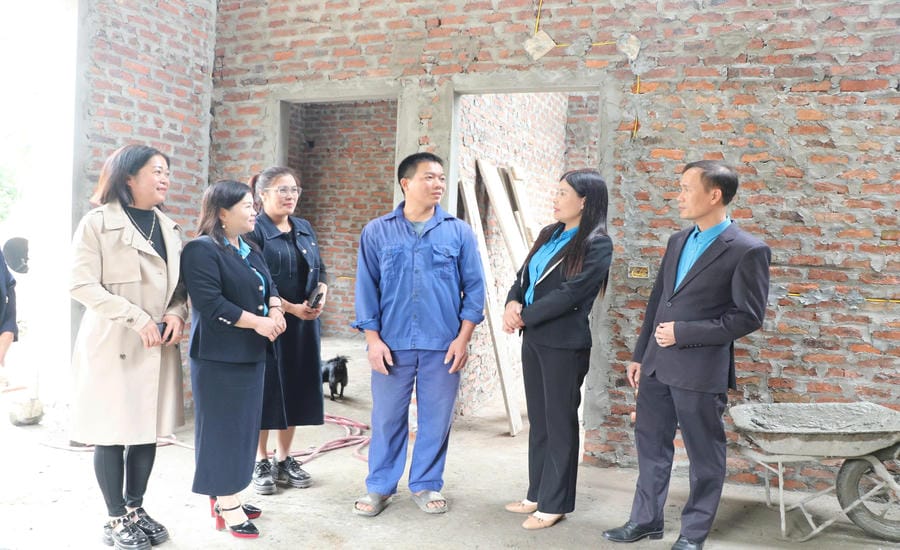Leaders of Lao Cai Provincial Labor Federation visit the new house of union member Do Cao Toi - Trade Union of Yen Bai Construction Materials Joint Stock Company. Photo: Bao Nguyen