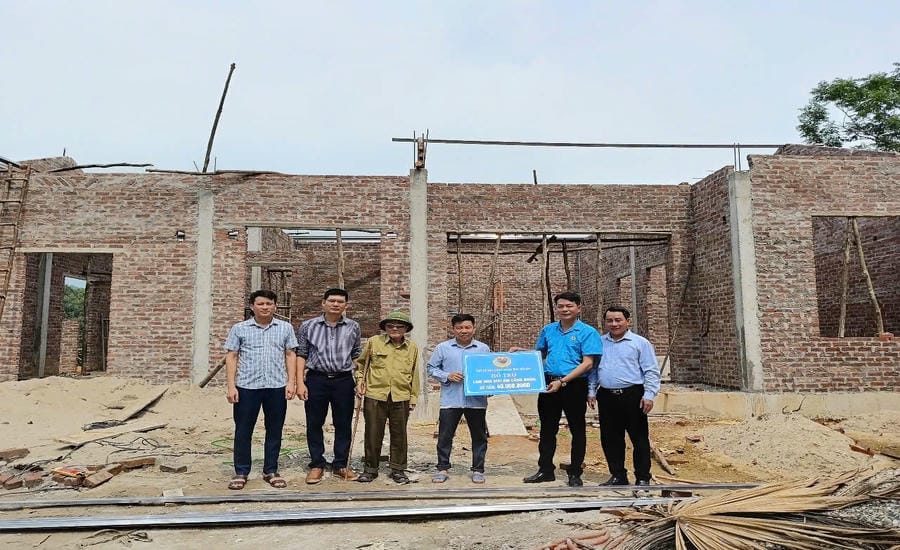 Trao hỗ trợ làm nhà Mái ấm Công đoàn cho đoàn viên có hoàn cảnh khó khăn về nhà ở. Ảnh: Bảo Nguyên