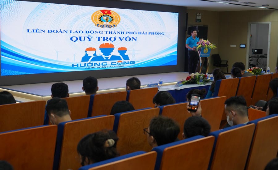 Representatives of the Hai Phong City Labor Federation's Fund for Supporting Poor Workers and Employees inform union members and workers of Tongwei Co., Ltd. about the emergency loan product through the Huong Cong App. Photo: Mai Dung