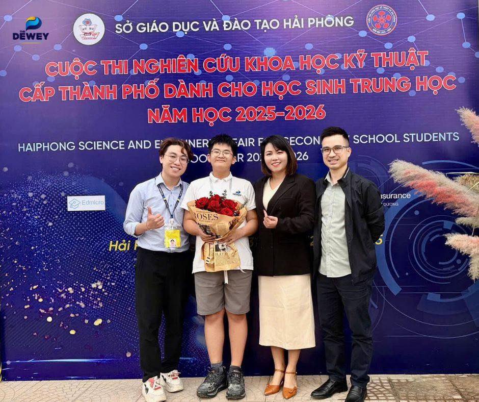 Hoàng Quân gặt hái thành tích ấn tượng tại cuộc thi nghiên cứu khoa học kỹ thuật cấp thành phố. Ảnh: The Dewey Schools