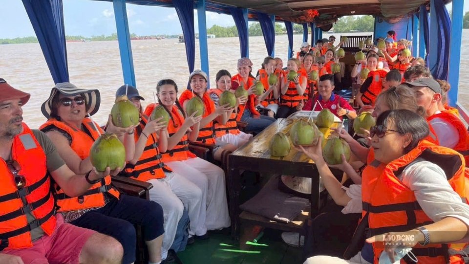 Du khách khám phá các sản phẩm du lịch sinh thái, sông nước tại Vĩnh Long. Ảnh: Hoàng Lộc