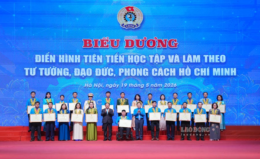 Mr. Trinh Van Quyet - Member of the Politburo, Secretary of the Party Central Committee, Head of the Central Propaganda and Mass Mobilization Commission (now the Central Propaganda and Mass Mobilization Commission) (6th from the left) and Mr. Nguyen Anh Tuan - Member of the Party Central Committee, Vice Chairman of the Central Committee of the Vietnam Fatherland Front, Chairman of the Vietnam General Confederation of Labor awarded bouquets of flowers and Certificates of Merit to typical advanced examples in studying and following Uncle Ho who were commended. Photo: Huu Chanh
