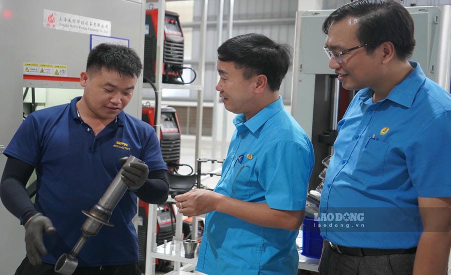 Representatives of the leadership of Hai Phong City Labor Federation encourage workers to participate in initiatives, technical improvements, and contribute to the development of businesses and the city. Photo: Mai Dung