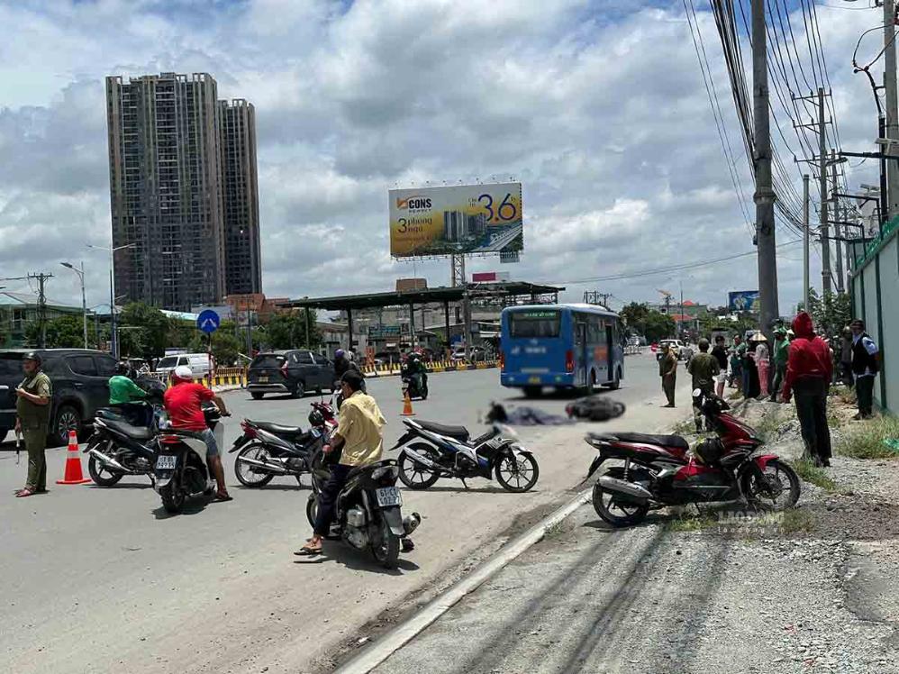 Scene of the bus and motorbike accident that killed 1 person on National Highway 13. Photo: Dinh Trong