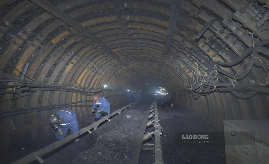 ヌイベオ炭鉱株式会社での坑内採掘。写真:グエン・フン