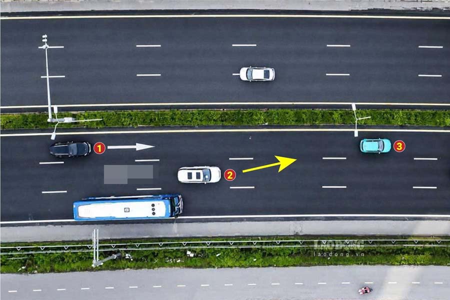 高速道路で2台の車が車線変更し、1台の車と3台の車の安全な距離に割り込むシナリオをシミュレートする。写真:フウ・ヴー