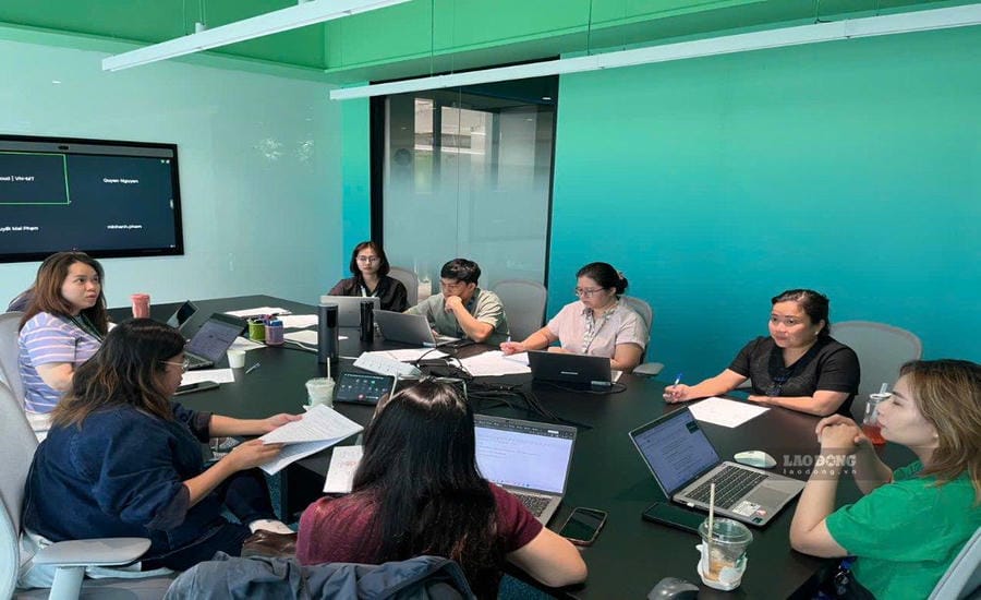 The digital transformation team in Tan Hung ward directly goes to each facility to guide union members. Photo: Minh Tam