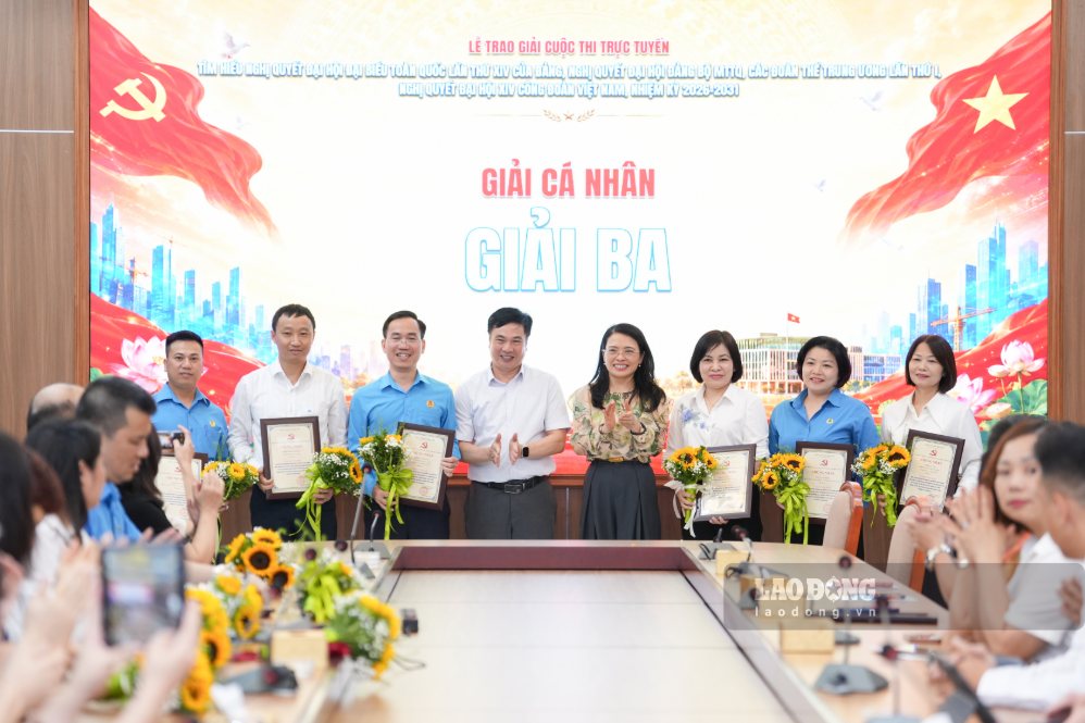 Đại diện Ban tổ chức cuộc thi trao giải cho các cá nhân đạt giải Ba. Ảnh: Hữu Chánh