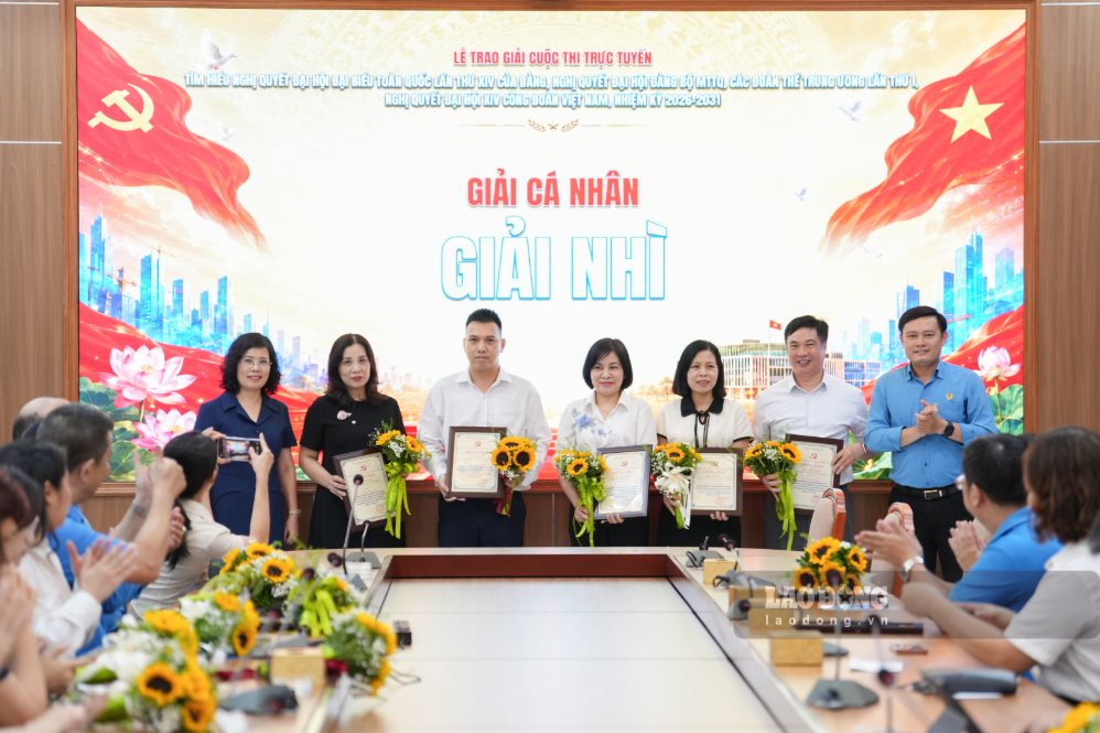 Đại diện Ban tổ chức cuộc thi trao giải cho cá cá nhân đạt giải nhì. Ảnh: Hữu Chánh
