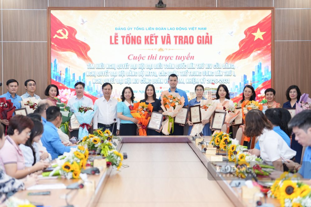 Representatives of the Party Committee and leaders of the VGCL award Certificates to collectives winning prizes in the Contest to learn about the Resolution of the 14th National Party Congress; Resolution of the 1st Congress of the Party Committee of the Fatherland Front and Central Agencies, term 2025 - 2030 and Resolution of the 14th Vietnam Trade Union Congress, term 2026 - 2031. Photo: Huu Chanh