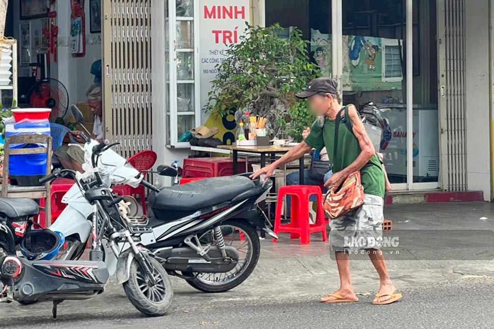 An elderly man wandering and begging in Quy Nhon beach city, Gia Lai. Photo: Hoai Phuong